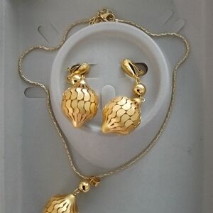 Luxurious Gold Necklace and Earring Set